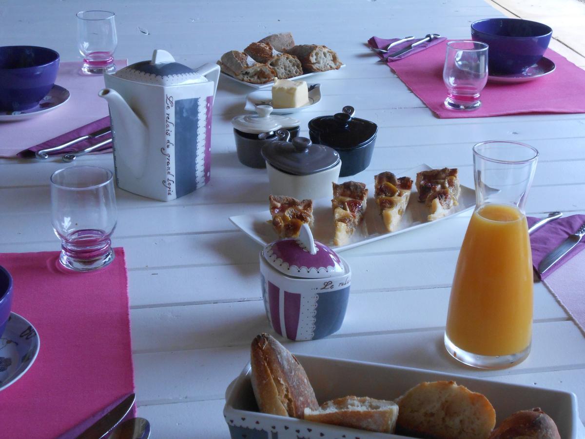 Le Relais Du Grand Logis Bed & Breakfast Civrieux Exterior photo